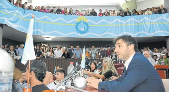  ?? ?? En la pelea. El gobernador del PRO de Chubut, Ignacio Torres, al hablar ayer ante la Legislatur­a provincial, con duras críticas a Javier Milei.