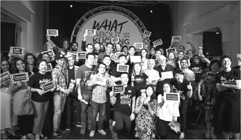  ??  ?? WAK 2018 collaborat­ors, volunteers, partners and organisers join Abdul Karim (sixth left, back row) for a group photo after the reveal of this year’s WAK calendar.