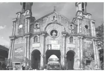  ?? DANNY DANGCALAN ?? The Diocese of Bacolod says the granting of TRO by SC, stopping the Comelec from removing its controvers­ial RH Law tarpaulin posted on the façade of the San Sebastian Cathedral in Bacolod, is a “miracle” of St. Therese of the Child Jesus whose pilgrim...