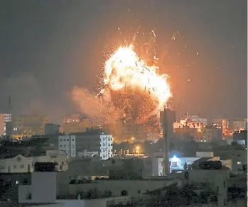  ?? AFP ?? Bombas. Un momento del ataque sobre el edificio que aloja a Al-Aqsa, la TV de Hamas.