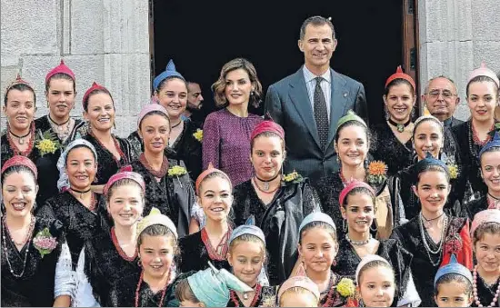  ?? CHEMA MOYA / EFE ?? Los Reyes, ayer, entre un grupo de muchachas y niñas de Colombres, vestidas con el traje de llanisca, típico de esa zona oriental de Asturias