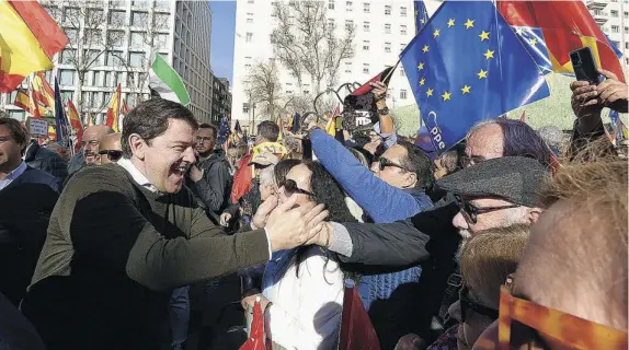  ?? JUAN LÁZARO/ICAL ?? El presidente de Castilla y León saluda a varios ciudadanos en la capital de España