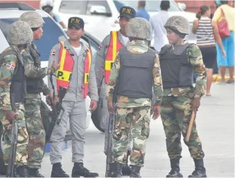  ?? ARCHIVO/LUIS GOMEZ ?? ↑ El patrullaje mixto es la medida más recurrida para enfrentar crisis de seguridad.