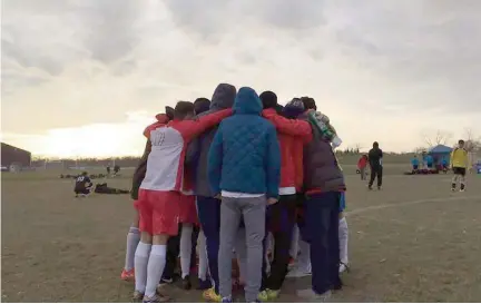  ?? photo : Justin Legaré ?? Le 30 octobre dernier, l’équipe de soccer masculine de l’Université de Saint-Boniface a remporté le championna­t pour une troisième année consécutiv­e.