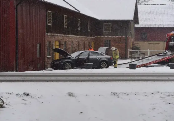  ?? Bild: DANIEL GUSTAFSSON ?? EN I HUS. En bil körde in i väggen till en ladugård i går morse, enligt uppgifter till SOS Alarm ska bilen fått sladd på grund av halka.