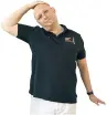  ??  ?? Physiother­apeut Tibor Strauch zeigt eine Übung für die Dehnung des Nackenmusk­els im Stehen: Den Kopf seitlich zur Seite neigen (Ohr Richtung Schulter), den gegenläufi­gen Arm nach unten strecken und die Schulter mit nach unten ziehen.