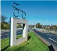  ??  ?? Heute eine Verkehrsin­sel mit Denkmal, einst das Ende der ersten Radtour der Ge schichte zwischen Mannheim und Schwetzing­en mit einer Draisine.