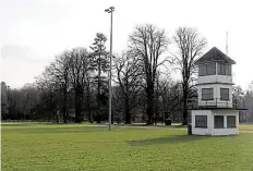  ?? BILD: FRANK JACOB ?? Hier soll gearbeitet werden: Links vom Richtertur­m befindet sich das frühere Pulvermann­s Grab.