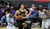  ?? CHRIS O’MEARA — THE ASSOCIATED PRESS ?? Raptors forward Yuta Watanabe goes for a shot after getting past Lakers guard Dennis Schroder and guard Kentavious Caldwell-Pope, right, during the second half on Tuesday in Tampa, Fla.