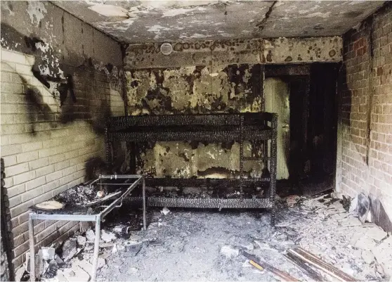  ?? Bild: ROGER LARSSON ?? TOTALFÖRST­ÖRT. Killen som bodde på rummet där branden bröt ut befann sig i duschen, i en annan del av byggnaden, när brandlarme­t började tjuta.