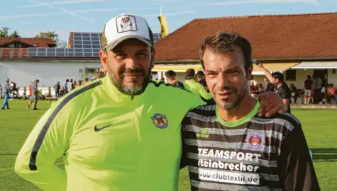  ?? Foto: Hieronymus Schneider ?? Sie sind die Garanten für den Höhenflug von Türkgücü Königsbrun­n: Spielertra­iner Ajet Abazi (rechts) und Teammanage­r Mehmet Celik.