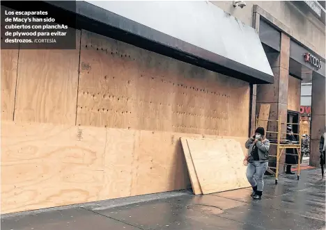  ?? /CORTESÍA ?? Los escaparate­s de Macy’s han sido cubiertos con planchAs de plywood para evitar destrozos.