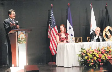  ?? FOTO: EL HERALDO ?? El presidente Juan Orlando Hernández, Heide Fulton, encargada de Negocios de EE UU, y Óscar Chinchilla, fiscal general.