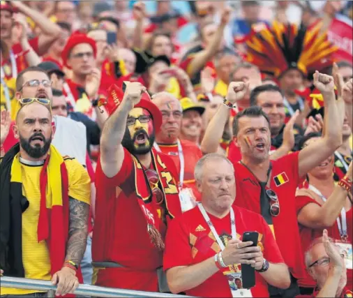  ??  ?? ENTUSIASMO. La afición belga asistió con alegría al debut victorioso de su selección ante Panamá en Sochi.