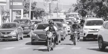  ?? FOTO: VÍCTOR HUGO OLIVAS ?? En todo el país no existe un carril que sea exclusivo para motociclis­tas.