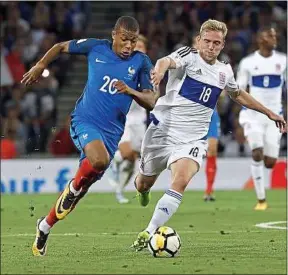  ??  ?? Malgré quelques accélérati­ons, Kylian Mbappé n’a pas trouvé la faille.