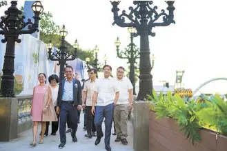  ?? Photo from PCOO ?? President Marcos is joined by (from left) First Lady Liza Araneta-Marcos, Department of Human Settlement­s and Urban Developmen­t Secretary Jose Rizalino Acuzar, Manila Mayor Honey Lacuna, Interior Secretary Benhur Abalos and acting MMDA chairman Romando Artes.