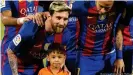  ??  ?? Murtaza conoció en persona a su ídolo Lionel Messi