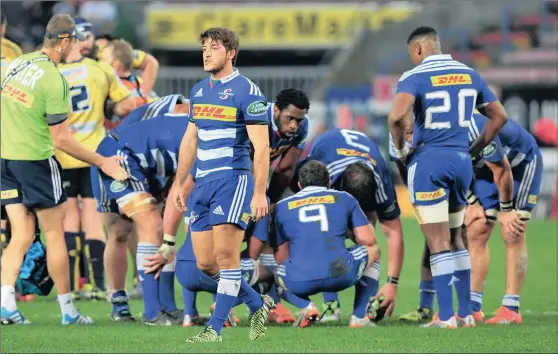  ?? Picture:  RYAN WILKISKY/BACKPAGEPI­X ?? CONDUCTOR WITHOUT A BATON: Demetri Catrakilis takes up his position as the Stormers have a desperate conference in the background at Newlands.