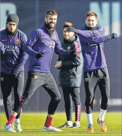  ?? MANU FERNÁNDEZ / AP ?? Gerard Piqué y Leo Messi, muy sonrientes en el entrenamie­nto de ayer