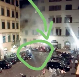  ??  ?? Piazza del Carmine, la foto scattata da una residente che poi ha evidenziat­o il fumo dei petardi