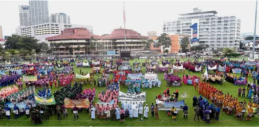  ?? — Bernama ?? Colourful crowd: More than 7,000 participan­ts taking part in a state-level Maulidur Rasul procession at the Hang Tuah Stadium in Melaka.