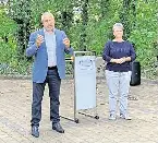  ?? FOTO: DIRK SCHULZE ?? Landrat Michael Geisler (l.) und Bürgermeis­terin Silke Großmann (beide CDU) kürzlich bei einem Termin in Lohmen. Sie sehen die Entwicklun­g der Gemeinden behindert.