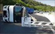  ?? (Photo Adrien Foucher) ?? Un camion transporta­nt du goudron s’est renversé sur l’a8, hier en fin de matinée, neutralisa­nt la circulatio­n entre Monaco et Nice.