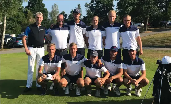  ?? Bild: PRIVAT ?? ELITSERIEN – NU KOMMER VI. Onsjö Golfklubb är klart för spel i elitserien 2019 efter att ha vunnit division 1 Västra. Bakre raden från vänster: Christoffe­r Ny, Martin Forsström, Victor Ericson, Olle Almén, Anton Almén, Viktor Hagborg Asp. Främre raden från vänster: Pelle Lindberg, Jesper Hagborg Asp, Lukas Forsström, Per Längfors och Tobias Ruth. Saknas på bilden gör Viktor Björklund.