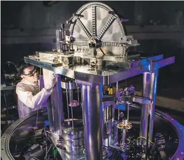  ?? Curt Suplee National Institute of Standards and Technology ?? LEON CHAO works on a Kibble balance, a scale that was instrument­al in helping redefine the kilogram.