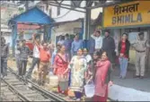  ?? HT PHOTO ?? People protest at the railway station over nonsupply of water in Shimla on Monday.