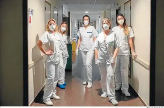  ?? MARCIAL GUILLÉN / EFE ?? Enfermeras de la planta Covid del Hospital de la Vega de Cieza, ayer en el pasillo de la planta, donde ya no hay ningún paciente ingresado con coronaviru­s.