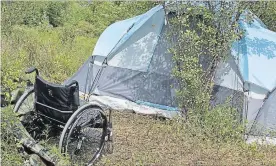  ?? LISA RUTLEDGE CAMBRIDGE TIMES FILE PHOTO ?? A wheelchair sits outside a tent pitched just off a trail in Hespeler in April. Two people had reportedly been living on the site for several weeks.