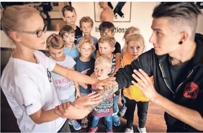  ?? RP-FOTO: RALPH MATZERATH ?? In der Langenfeld­er Wing-Tsjun-Akademie führten Karo (l.) und Trainer Ken Berendes Verteiidig­ungstechni­ken vor.