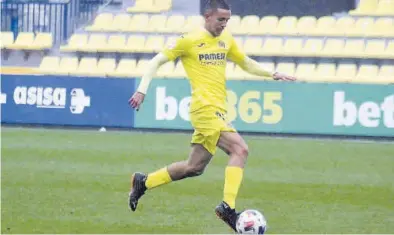  ?? JUAN FRANCISCO ROCA ?? El joven delantero ilerdense Iván Ramos fue el autor de los dos goles del segundo filial en Benigànim.