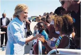  ?? AFP ?? La candidata demócrata, Hillary Clinton, departió ayer con sus simpatizan­tes a su llegada a la ciudad de Cleveland, Ohio.