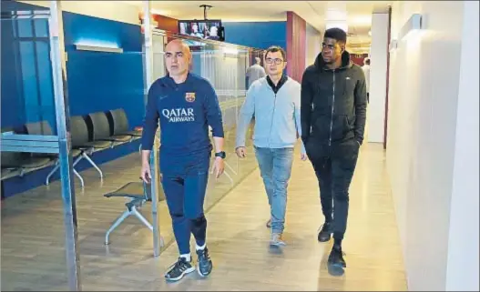  ?? FCB ?? El fisioterap­euta Juanjo Brau, el doctor Ricard Pruna y Samuel Umtiti, ayer en Sant Joan Despí