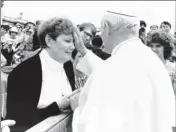  ?? Barry University archives ?? 40th anniversar­y as sister: Pope John Paul prays with Sister Jeanne O’Laughlin in June 1985 at Vatican City.
