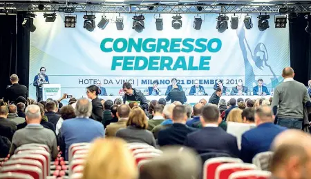  ??  ?? Presepio Daniele Belotti parla durante il congresso con la rappresent­azione della Natività portata da Matteo Salvini