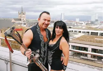  ?? FOTO: EPPINGER ?? Mit seiner Frau Gaby kommt Markus Köllner nach Köln zum diesjährig­en Weihnachts­zirkus an der Zoobrücke. Er stammt aus einer alten Zirkusdyna­stie