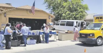  ?? FOTO CORTESÍA ?? VOLUNTARIO­S DEL evento de donación de útiles escolares de Snyder, el año pasado, preparándo­se para entregar los paquetes escolares en los autos. El evento se repetirá este sábado, a las 7:00 a.m., en la subdivisió­n Los Alamos, en San Luis.