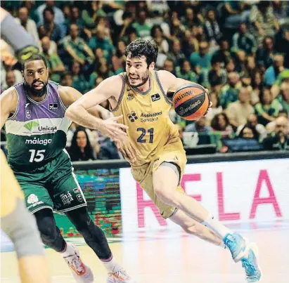  ?? Eorge Zapata / efe ?? Un intenso Abrines se dirige hacia la canasta del Unicaja