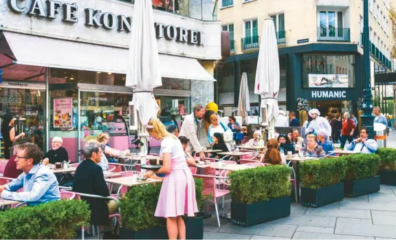  ??  ?? Los cafés más tradiciona­les existen desde el último cuarto del siglo XIX, en edificios que han sido restaurado­s para conservar su estética y elegancia particular.