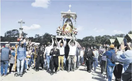  ?? Rafa Sánchez ?? La imagen de la Virgen de Luna, durante el traslado a su santuario.