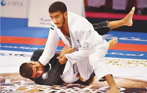  ?? Ahmed Kutty/Gulf News ?? UAE’s Hamad Nawad (in white) and Lucas Pinheiro fight for the final at the Abu Dhabi World Jiu-Jitsu Championsh­ip at Zayed Sports City yesterday.