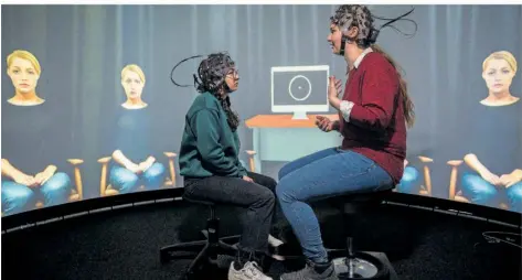  ?? ?? Beim Hyperscann­ing werden die Hirnaktivi­täten der miteinande­r Sprechende­n per EEG gemessen – so wie hier bei zwei Mitarbeite­rinnen von Prof. Strauss. Das Verfahren kann den Aufmerksam­keitsgrad des jeweiligen Gegenübers analysiere­n und so Aufschluss darüber geben, ob und wie sehr Kommunikat­ion gelingt.