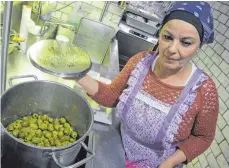  ?? FOTOS: DPA ?? Nonna Margherita (li.) aus Palermo und Nonna Habiba aus Algerien stehen an den Töpfen in den beiden Küchen der Enoteca Maria.