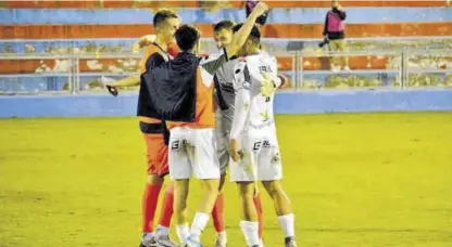 ??  ?? Jugadores del Mérida celebran la victoria del miércoles en Villarrobl­edo.