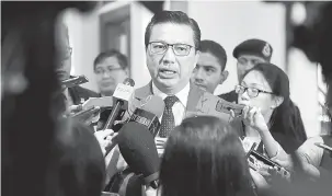  ?? — Gambar Bernama ?? TAKLIMAT: Liow ketika sidang media selepas taklimat bersama waris mangsa pesawat MAS MH17 di Putrajaya semalam.