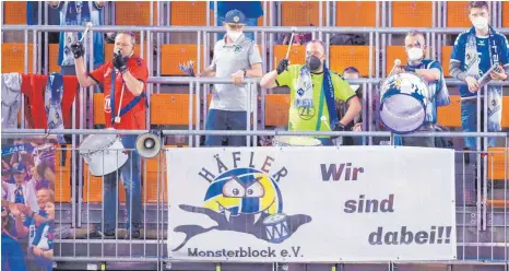  ?? FOTO: GÜNTER KRAM ?? Die Häfler Volleyball­er bauen in der Bundesliga-Zwischenru­nde auf die Unterstütz­ung der Fans.